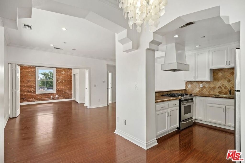 1236 N Flores Street - Photo 4