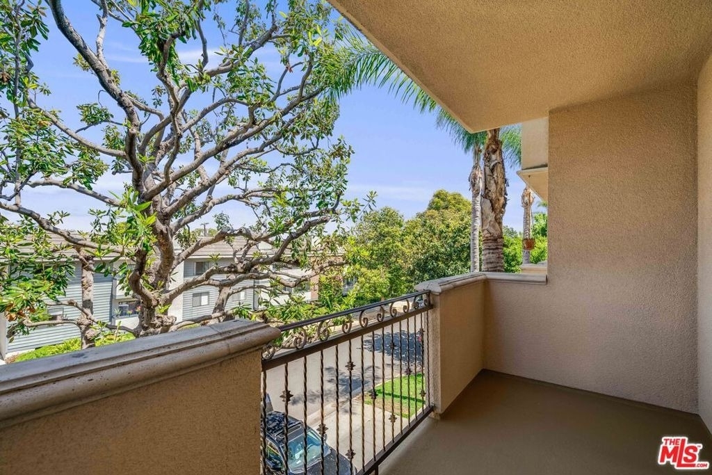 2335 S Bentley Avenue - Photo 10