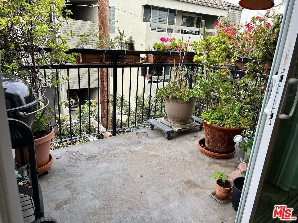 1885 Veteran Avenue - Photo 4