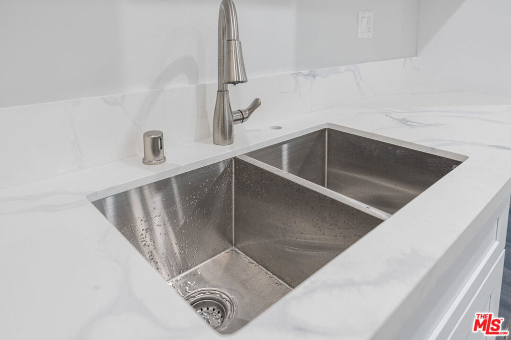 5837 N Cartwright Avenue - Photo 15