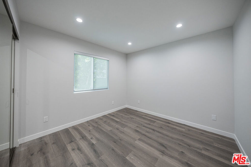 5837 N Cartwright Avenue - Photo 11