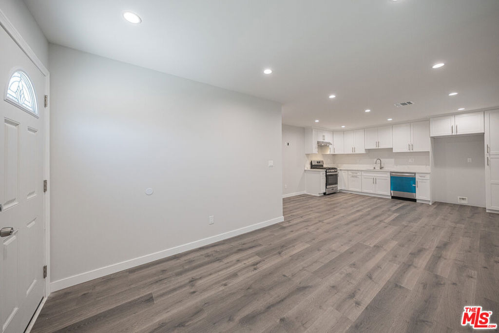 5837 N Cartwright Avenue - Photo 2