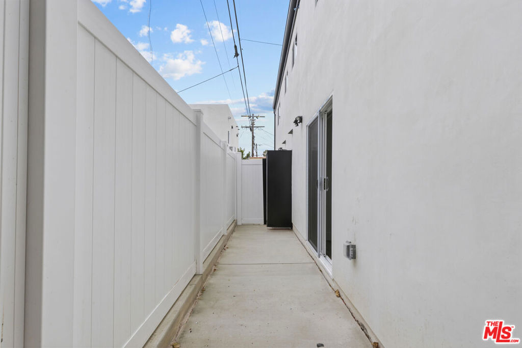 546 1/2 N Genesee Avenue - Photo 14