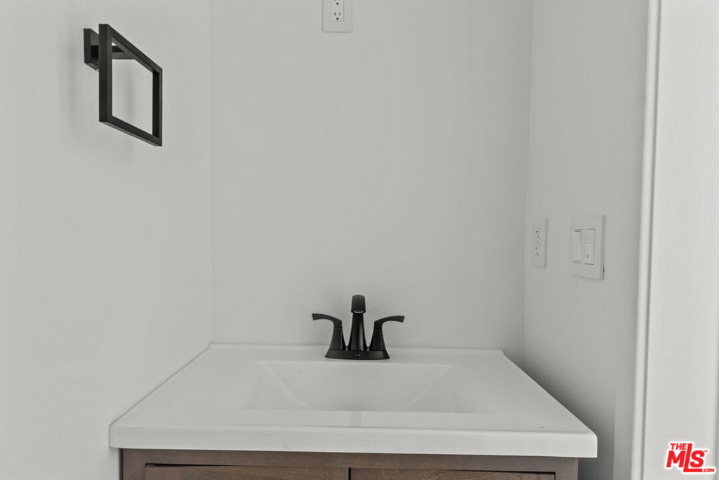 546 1/2 N Genesee Avenue - Photo 6