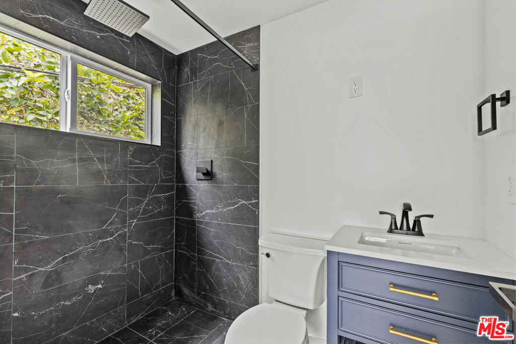 546 1/2 N Genesee Avenue - Photo 13