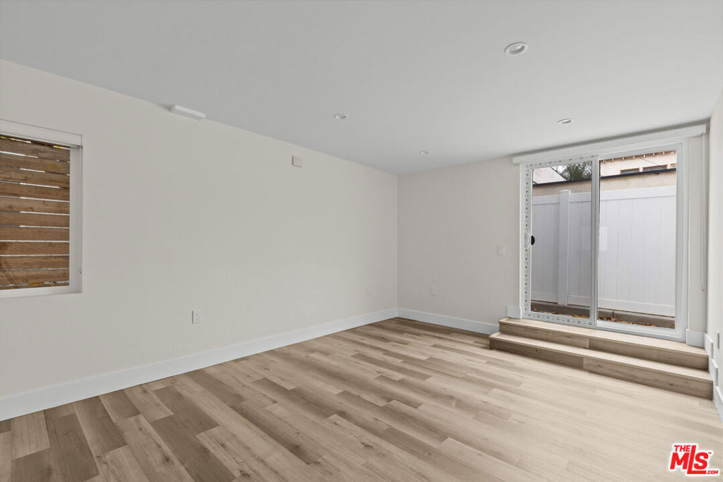 546 1/2 N Genesee Avenue - Photo 1