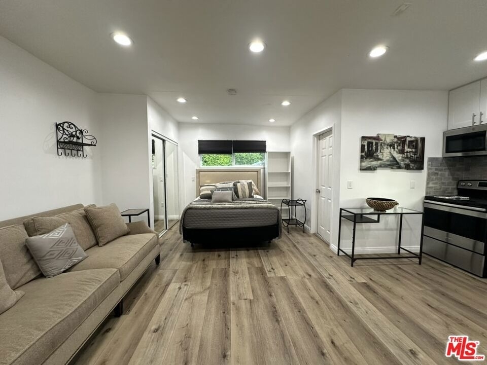 19542 Hart Street - Photo 2