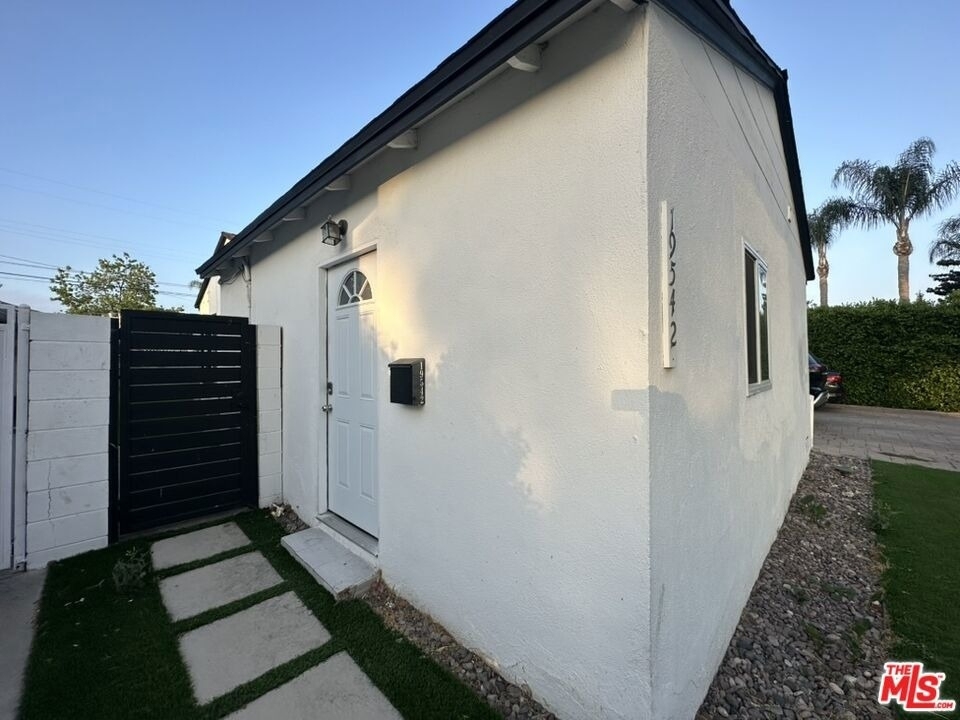 19542 Hart Street - Photo 5