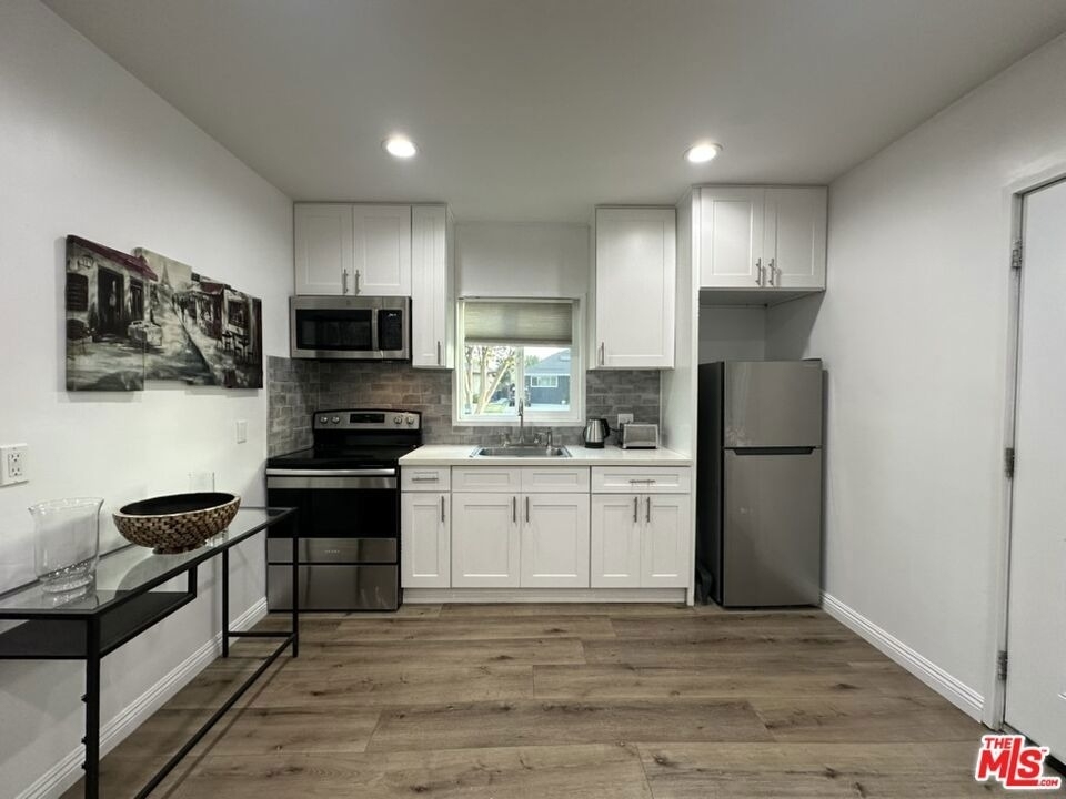 19542 Hart Street - Photo 0