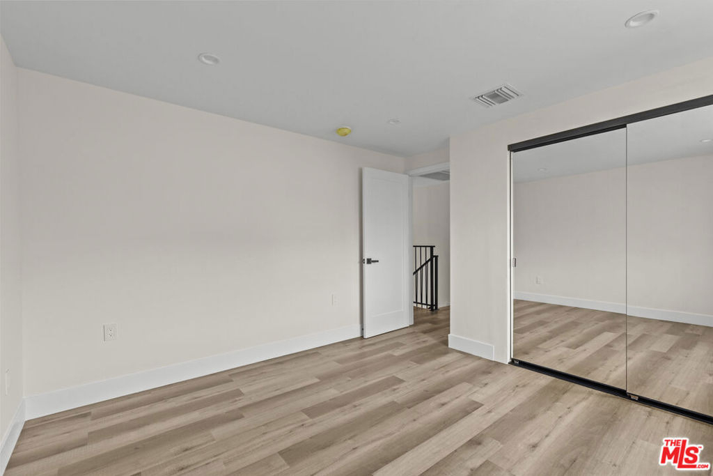 546 N Genesee Avenue - Photo 10