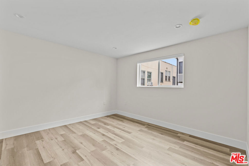546 N Genesee Avenue - Photo 11