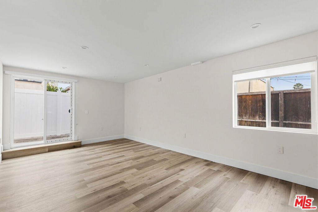 546 N Genesee Avenue - Photo 2
