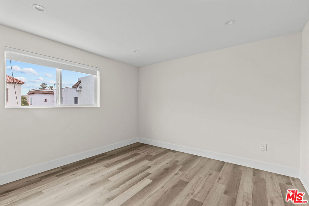 546 N Genesee Avenue - Photo 7