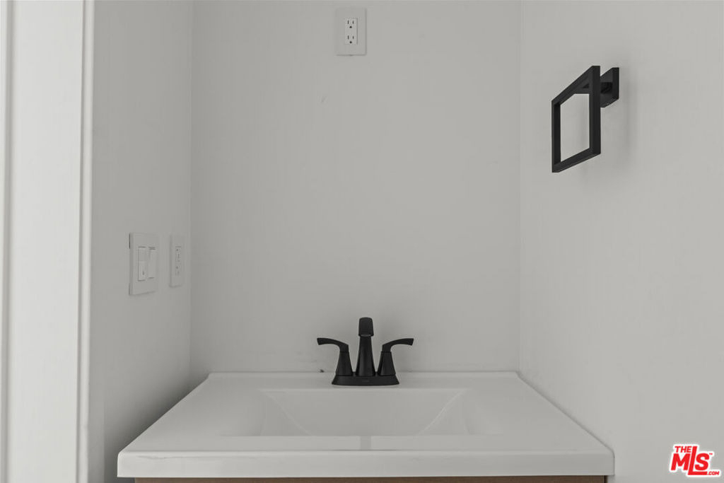 546 N Genesee Avenue - Photo 5