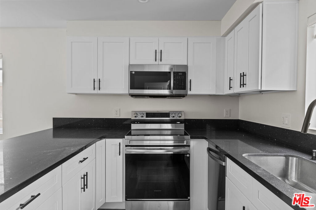 546 N Genesee Avenue - Photo 4