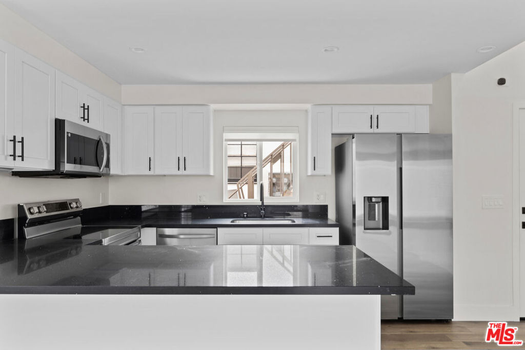 546 N Genesee Avenue - Photo 3