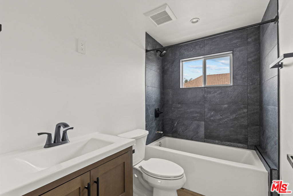 546 N Genesee Avenue - Photo 12