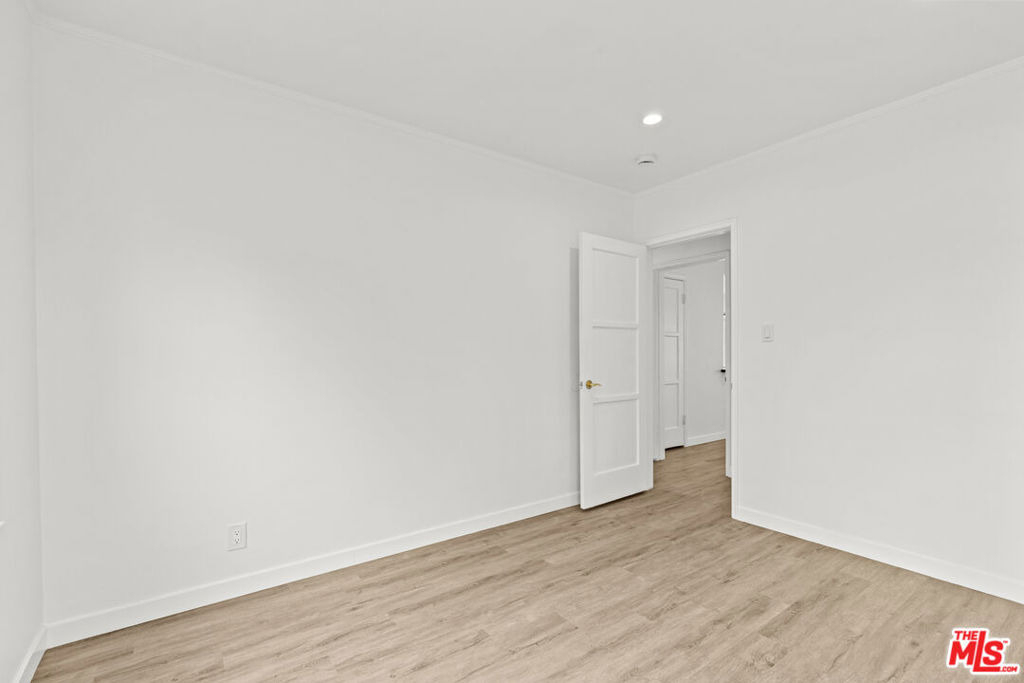 544 1/2 N Genesee Avenue - Photo 11