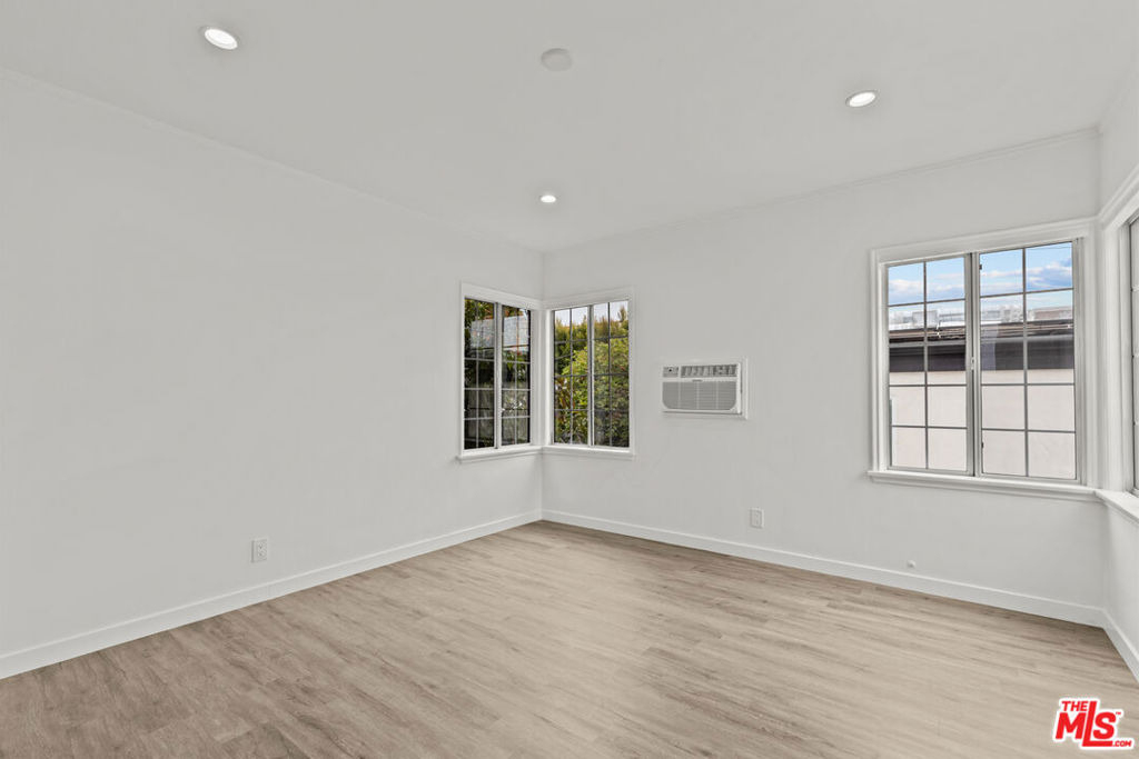 544 1/2 N Genesee Avenue - Photo 8