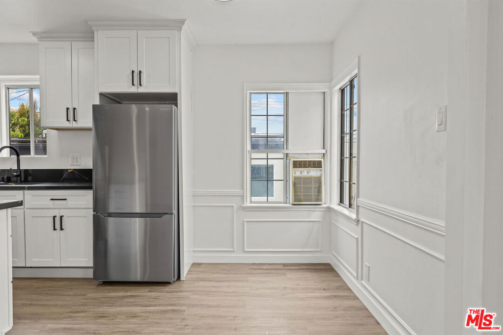 544 1/2 N Genesee Avenue - Photo 5