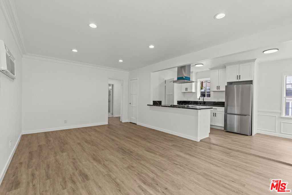 544 1/2 N Genesee Avenue - Photo 1