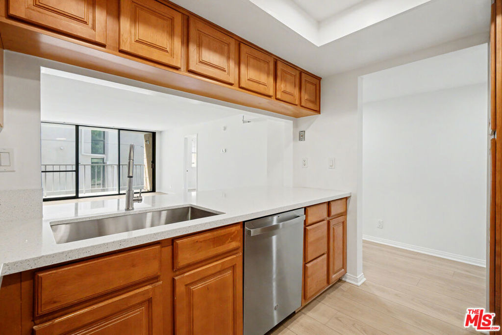 10966 Rochester Avenue - Photo 13