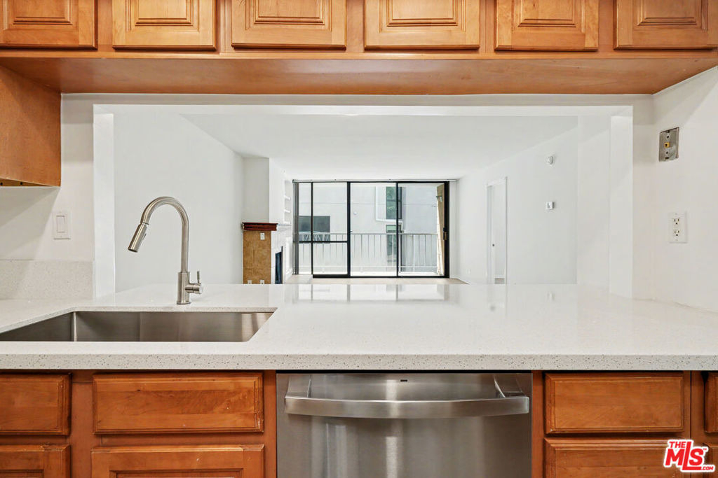 10966 Rochester Avenue - Photo 9