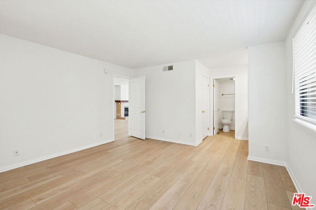 10966 Rochester Avenue - Photo 17