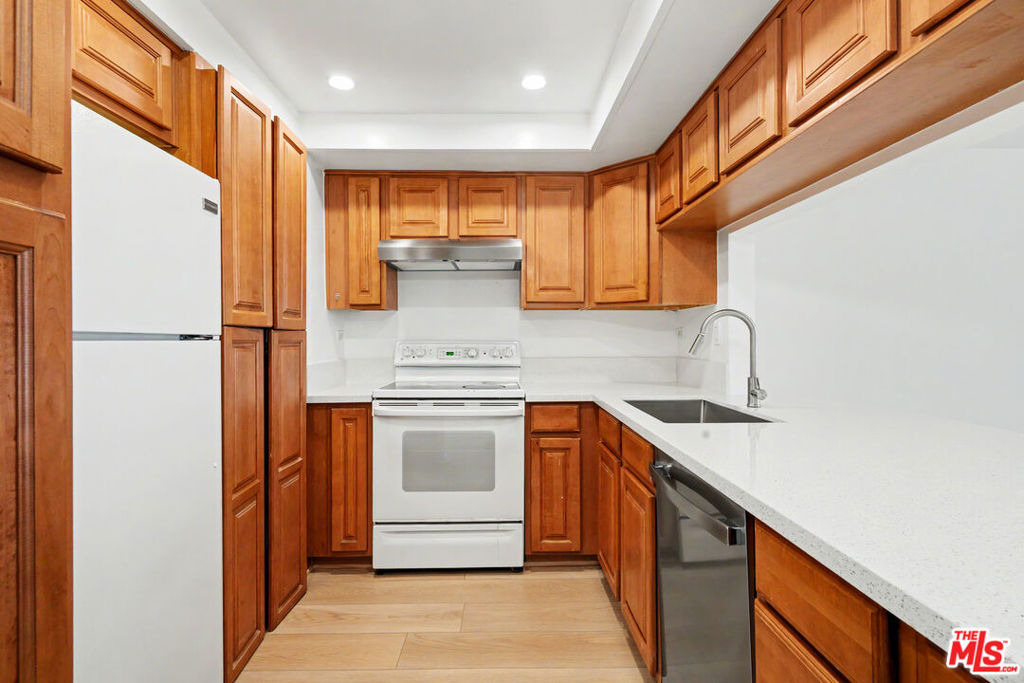 10966 Rochester Avenue - Photo 10