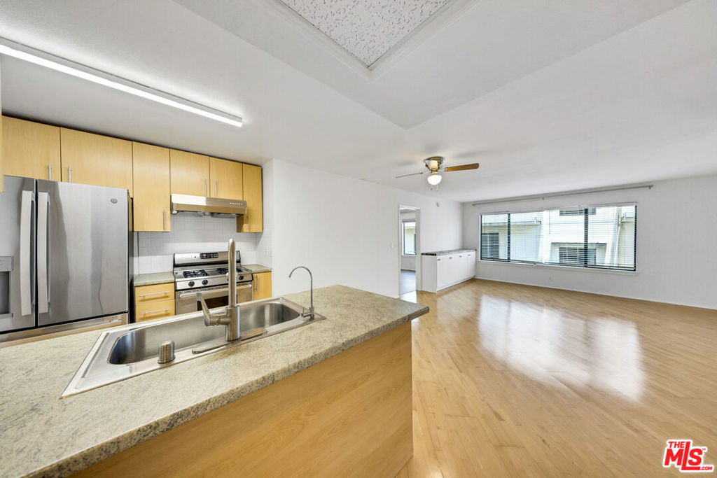 2121 Beloit Avenue - Photo 5