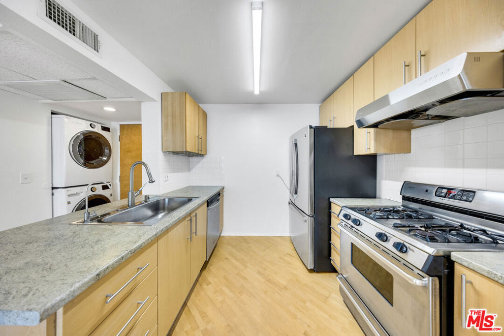 2121 Beloit Avenue - Photo 4