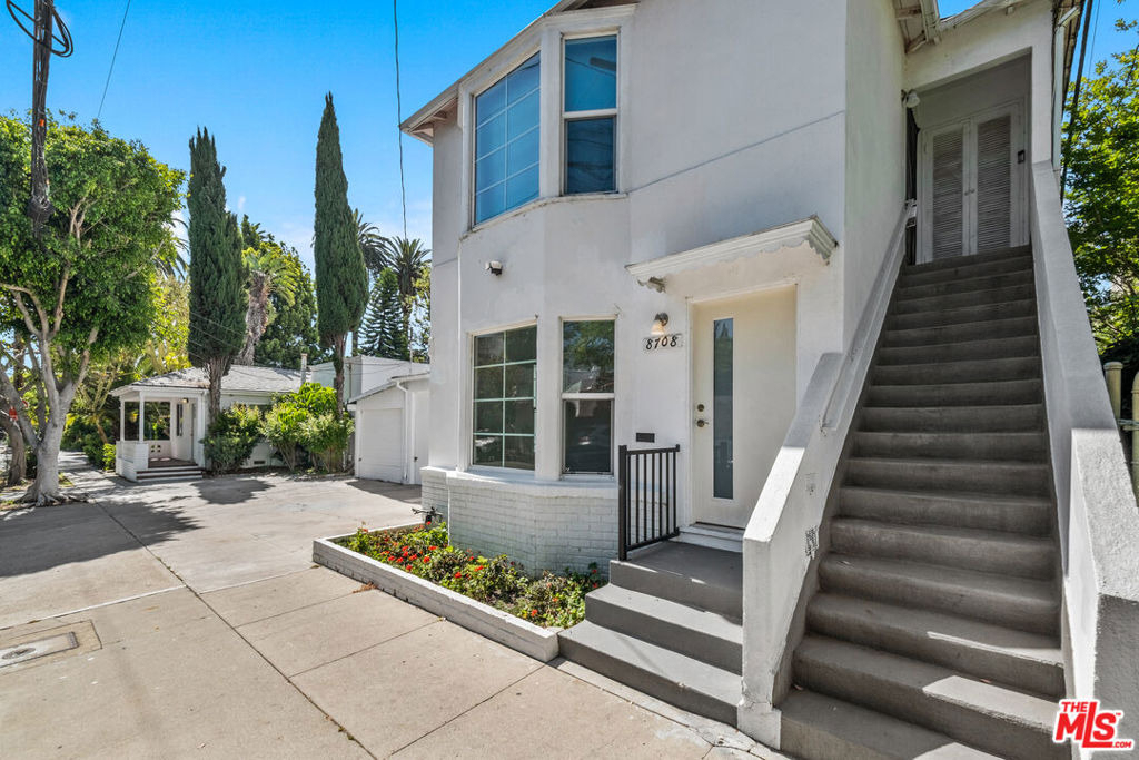 8708 W Sherwood Drive - Photo 1