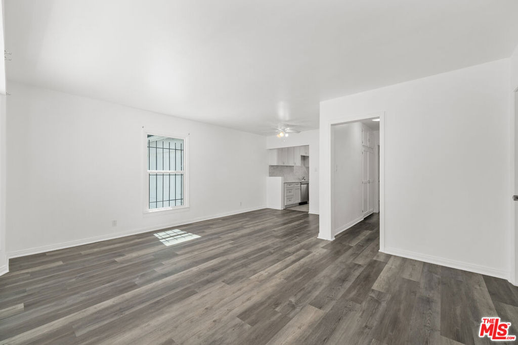 8708 W Sherwood Drive - Photo 2