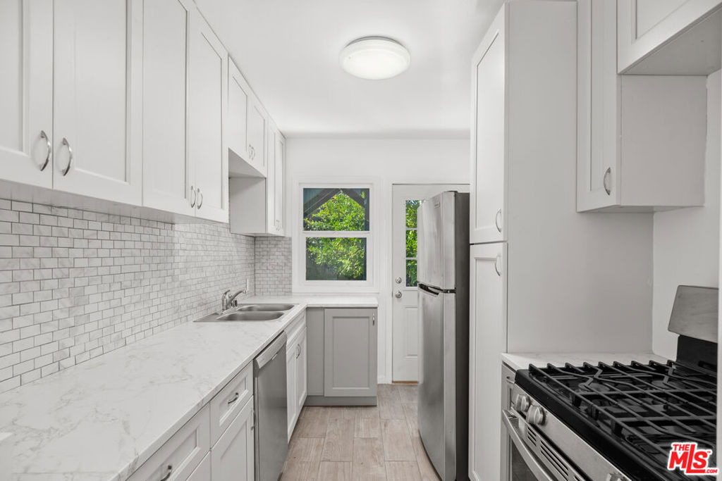 8708 W Sherwood Drive - Photo 6
