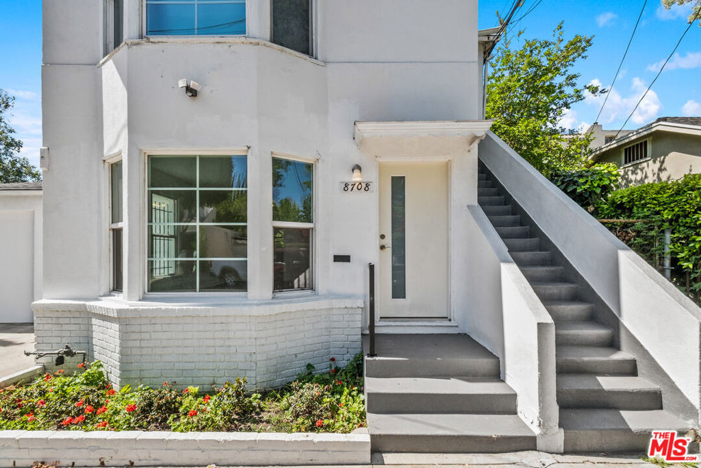 8708 W Sherwood Drive - Photo 0