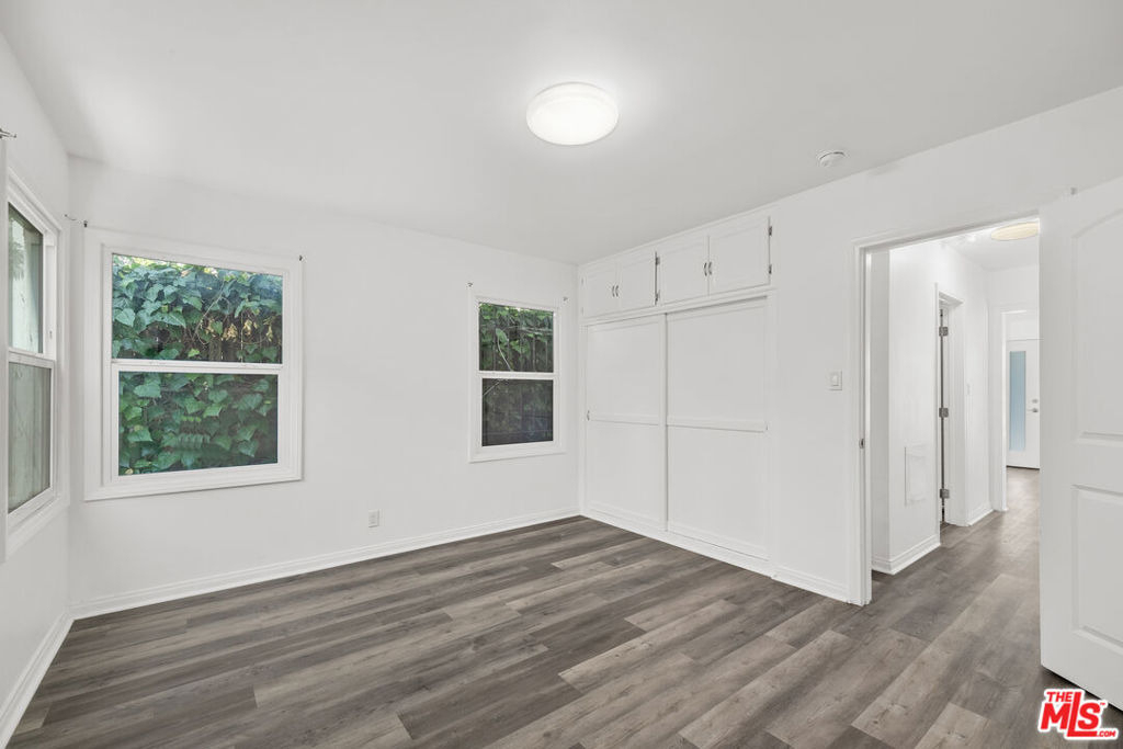 8708 W Sherwood Drive - Photo 10
