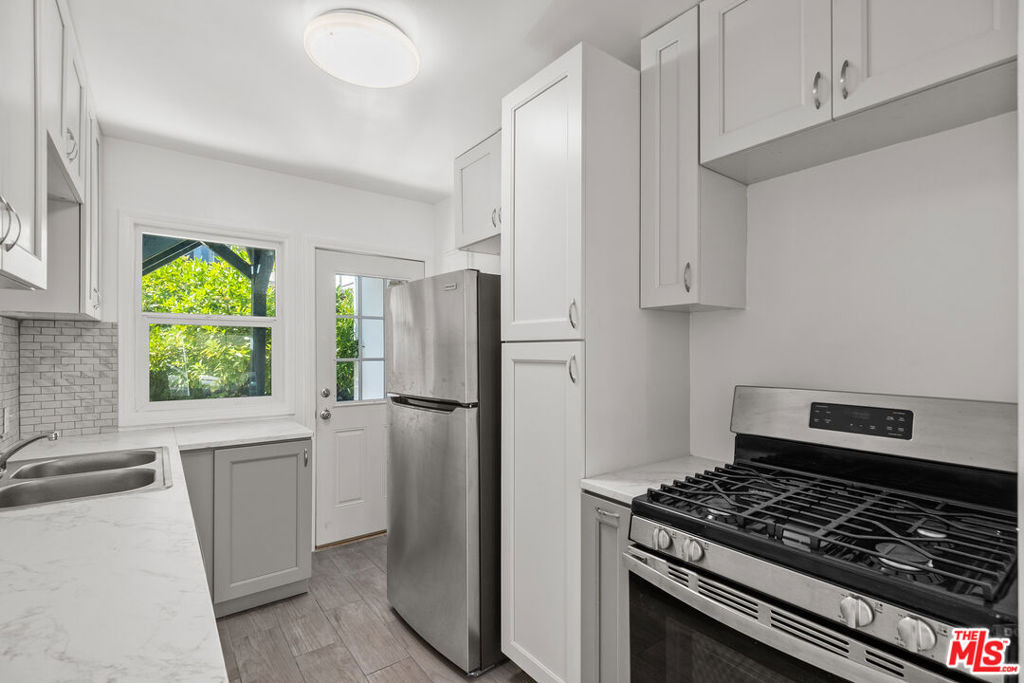 8708 W Sherwood Drive - Photo 5