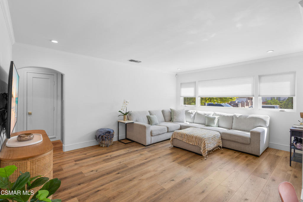 7039 Sylvia Avenue - Photo 8