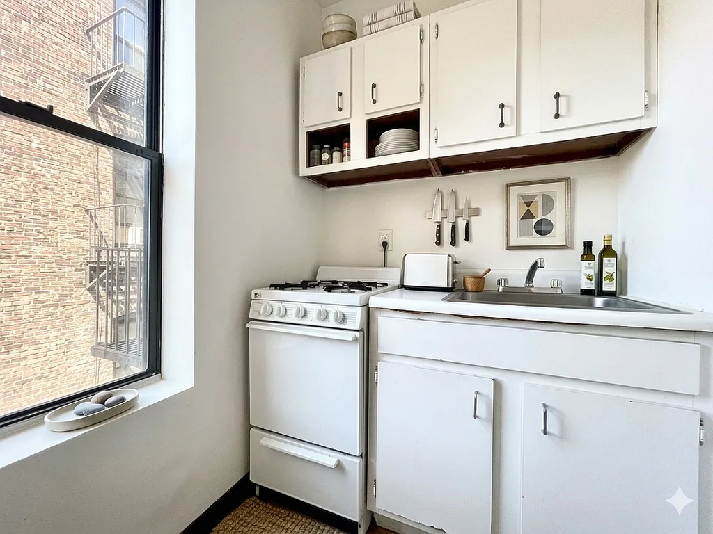 East 14th Street - Photo 1