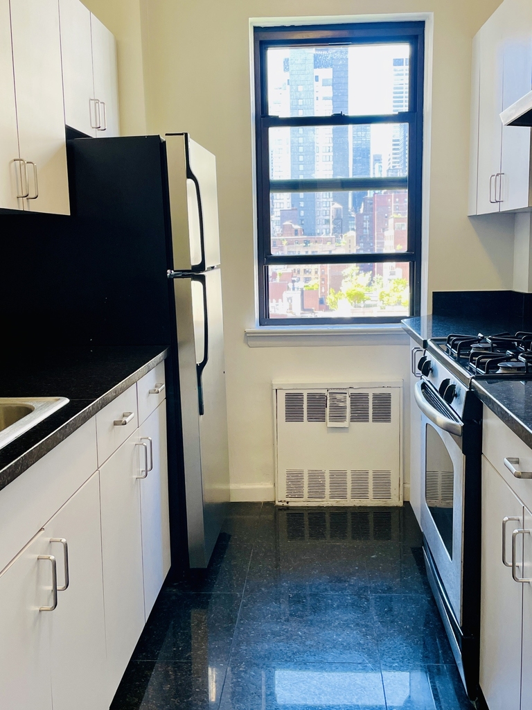 20 Beekman Place, 12A - Photo 3