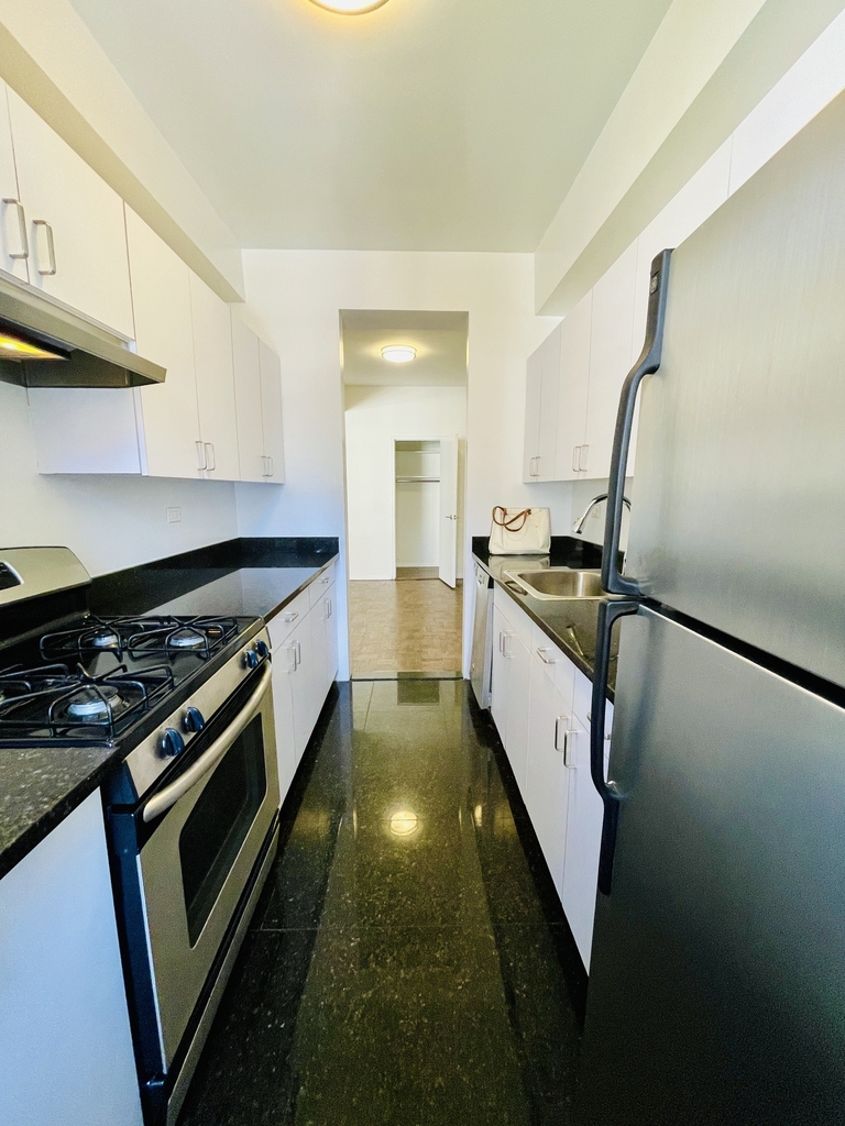 20 Beekman Place, 12A - Photo 4