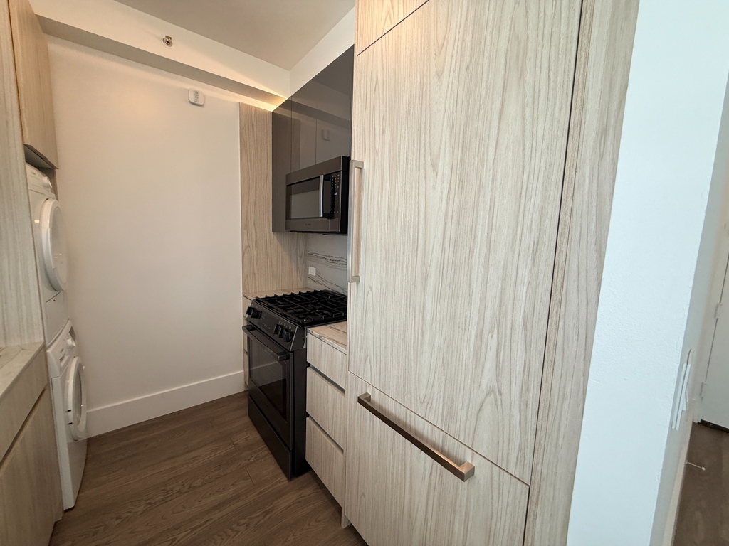 West 47th Street - Photo 8