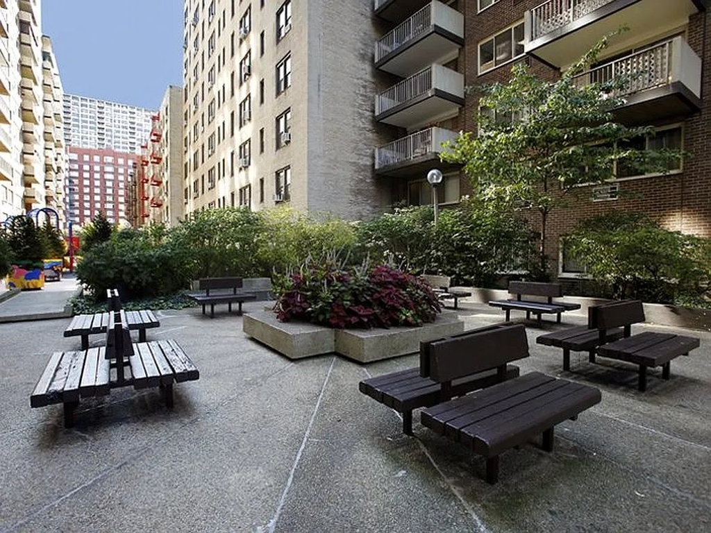 West 97th Street - Photo 7