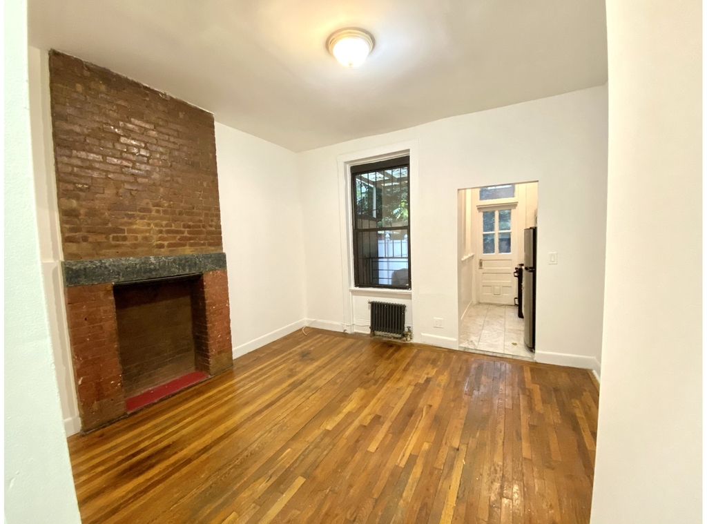 245 E 39th St - Photo 2