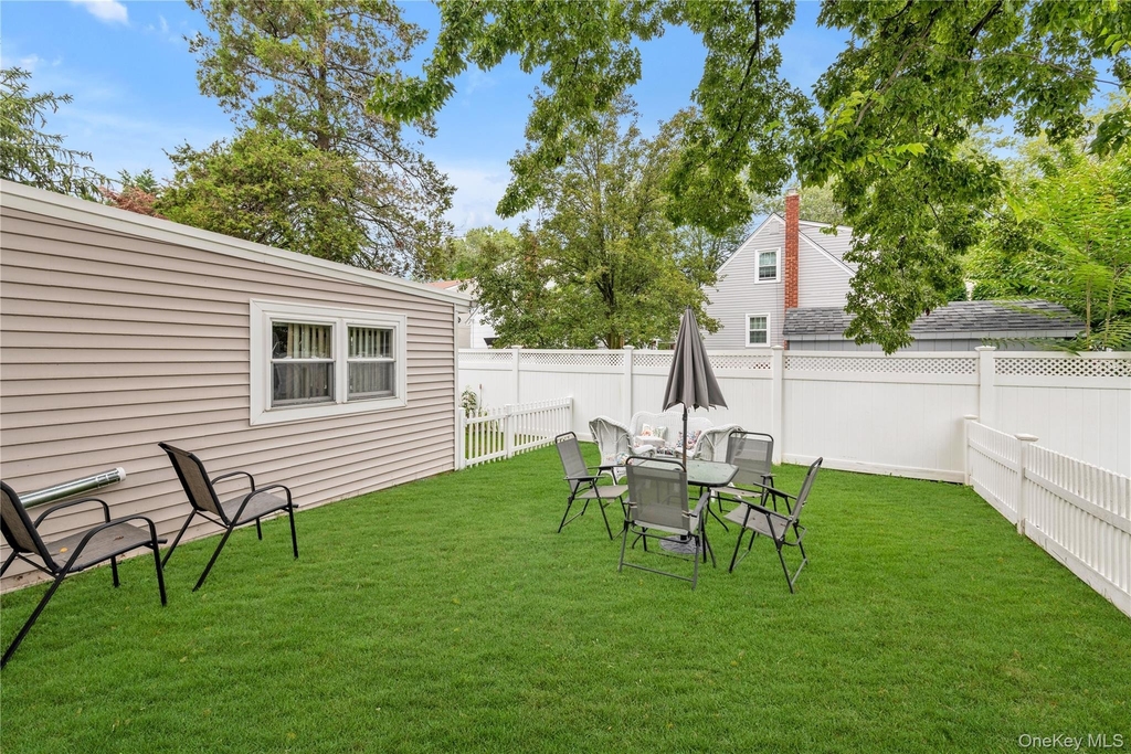11 Nesaquake Avenue - Photo 10