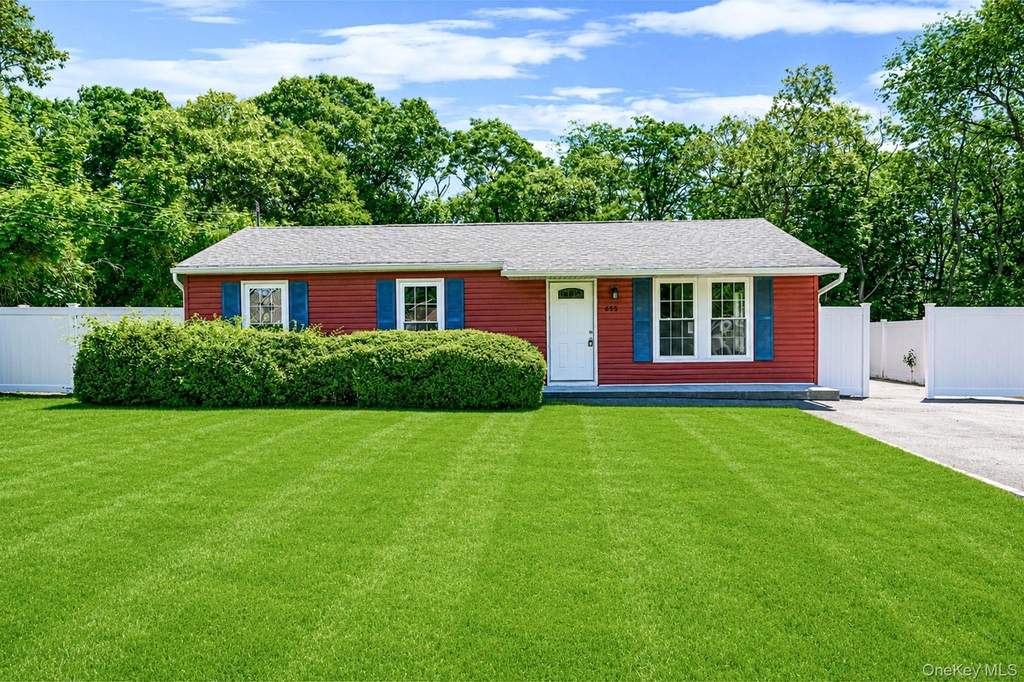 655 Post Avenue - Photo 0