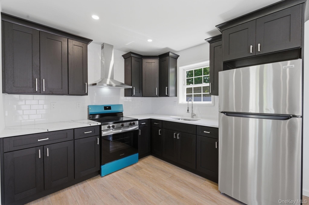 655 Post Avenue - Photo 5