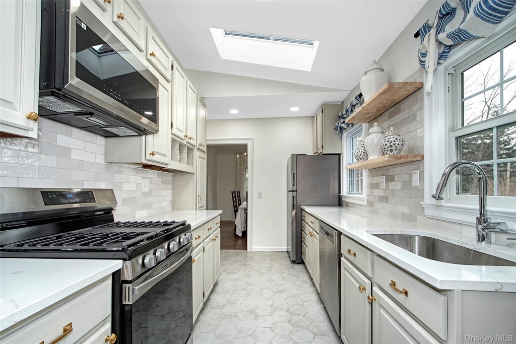 319 Oakland Beach Avenue - Photo 4