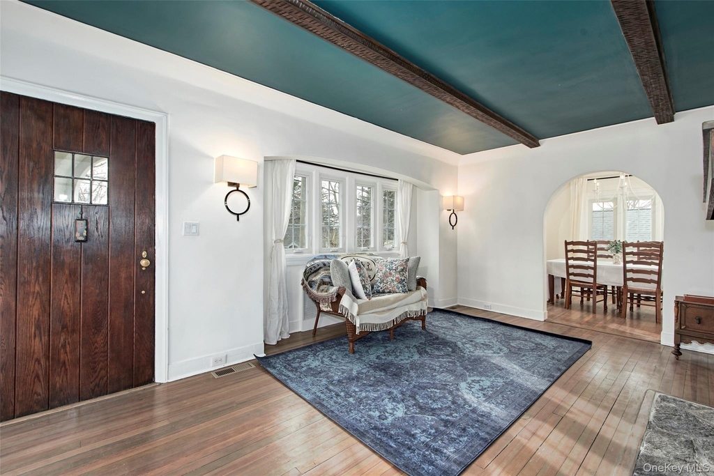 319 Oakland Beach Avenue - Photo 1