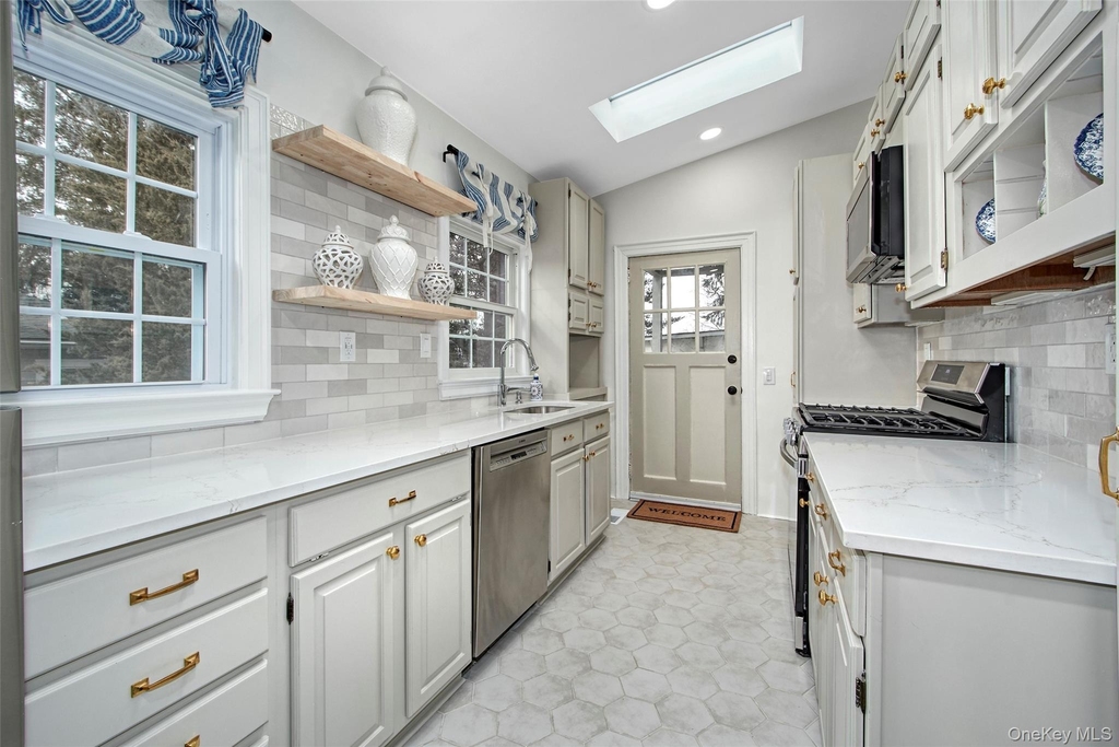 319 Oakland Beach Avenue - Photo 3